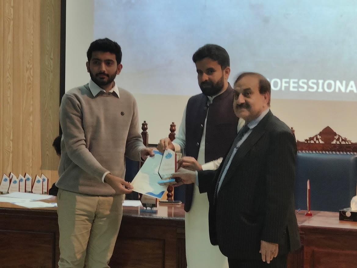 Moeen Ahmad receiving a guest speaker certificate after a technology talk